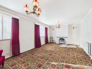 LIVING ROOM- click for photo gallery